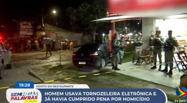 Imagem de entrada de pizzaria onde homem foi executado na Vilaa do Rafael