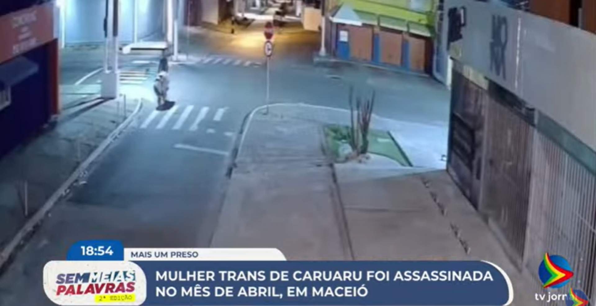 Imagem de executor carregando carrinho de mão para desovar corpo de vítima
