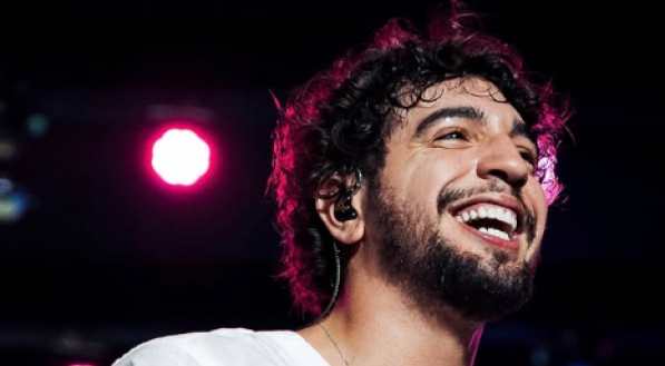 Cantor Nattan durante show