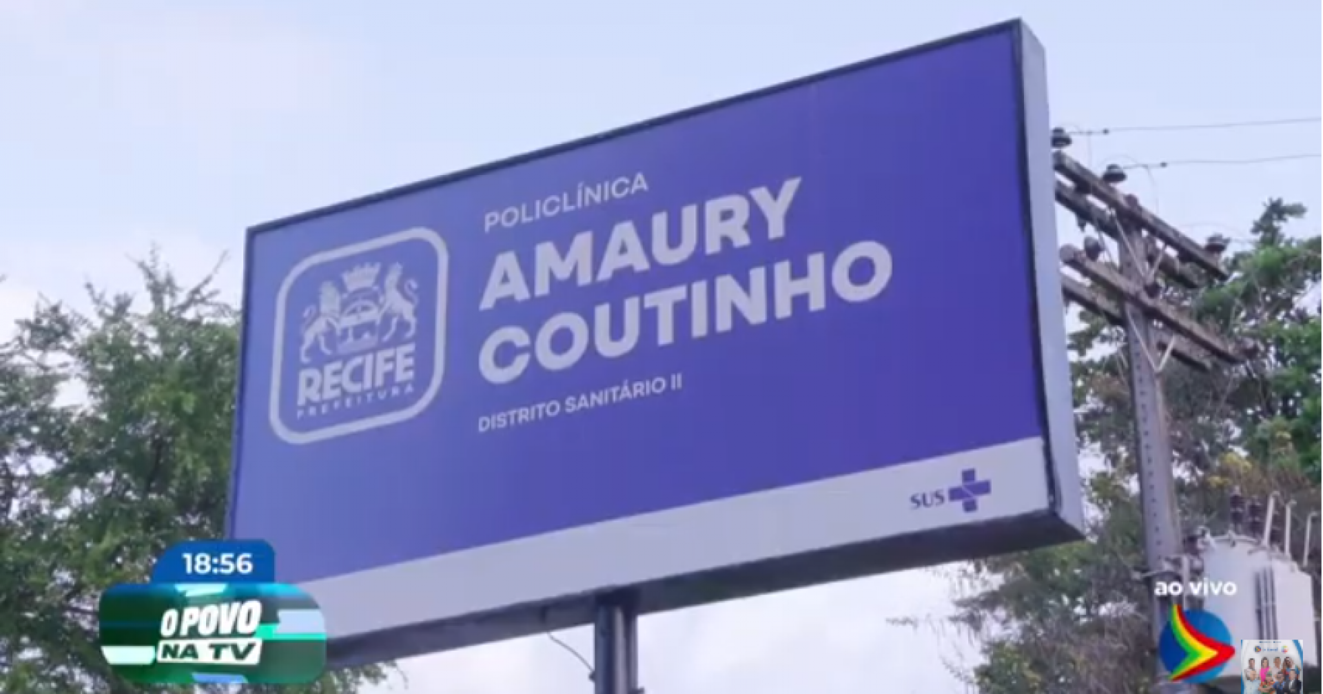 Imagem de placa da Policlínica Amaury Coutinho, onde mães aguardam leitos de UTI para crianças