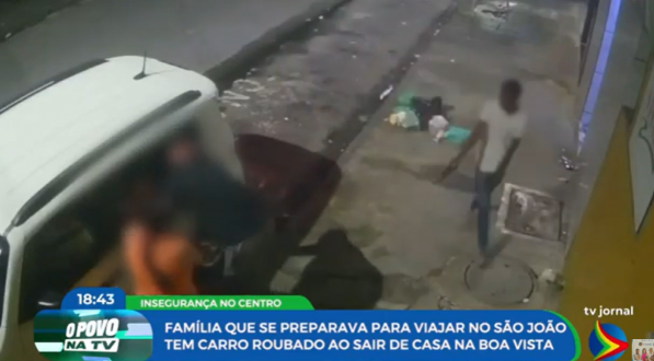 Imagem de homem assaltando veículo de família no bairro da Boa Vista