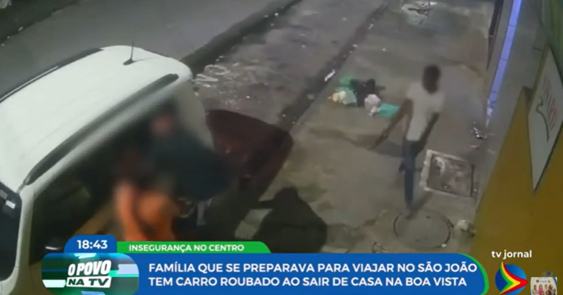 Imagem de homem assaltando veículo de família no bairro da Boa Vista