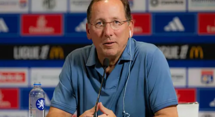 Dono da SAF do Botafogo brincou com argentinos que aguardavam na fila e aproveitou para provocar os europeus, após vitória sobre o PSG.