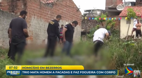Trio mata homem a facadas e faz fogueira com o corpo