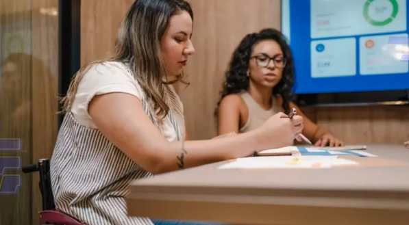 Empreendedora recebendo orientações de profissional especializada