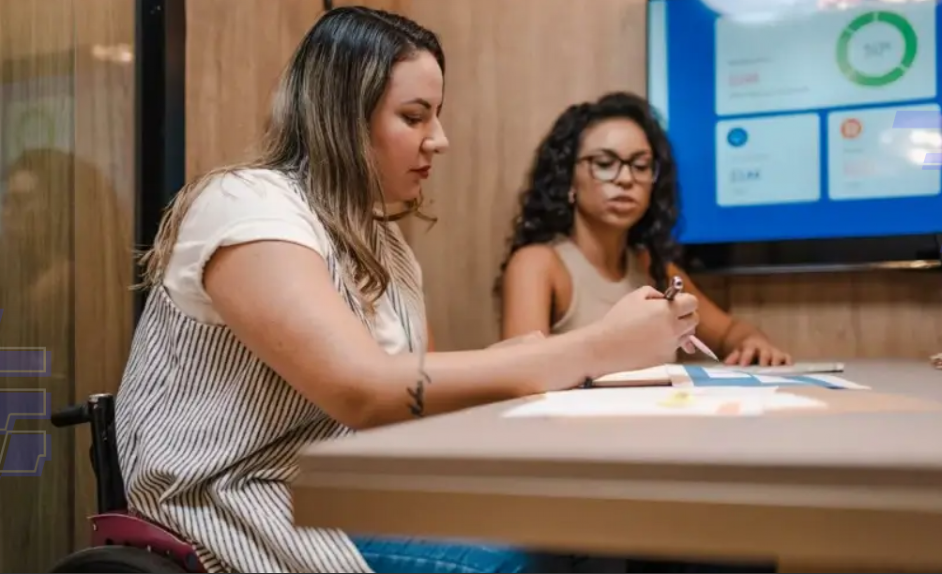 Empreendedora recebendo orientações de profissional especializada