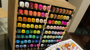 Livro de ilustra&ccedil;&otilde;es para colorir Bobbie Goods e canetas &agrave; base de &aacute;lcool se popularizaram nas redes sociais