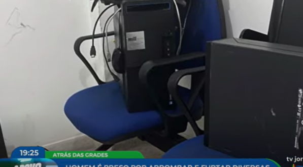 Imagem de equipamentos encontrados na residência de suspeito de invadir e furtar repartições da Prefeitura de São Lourenço da Mata
