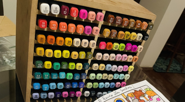 Livro de ilustrações para colorir Bobbie Goods e canetas à base de álcool se popularizaram nas redes sociais