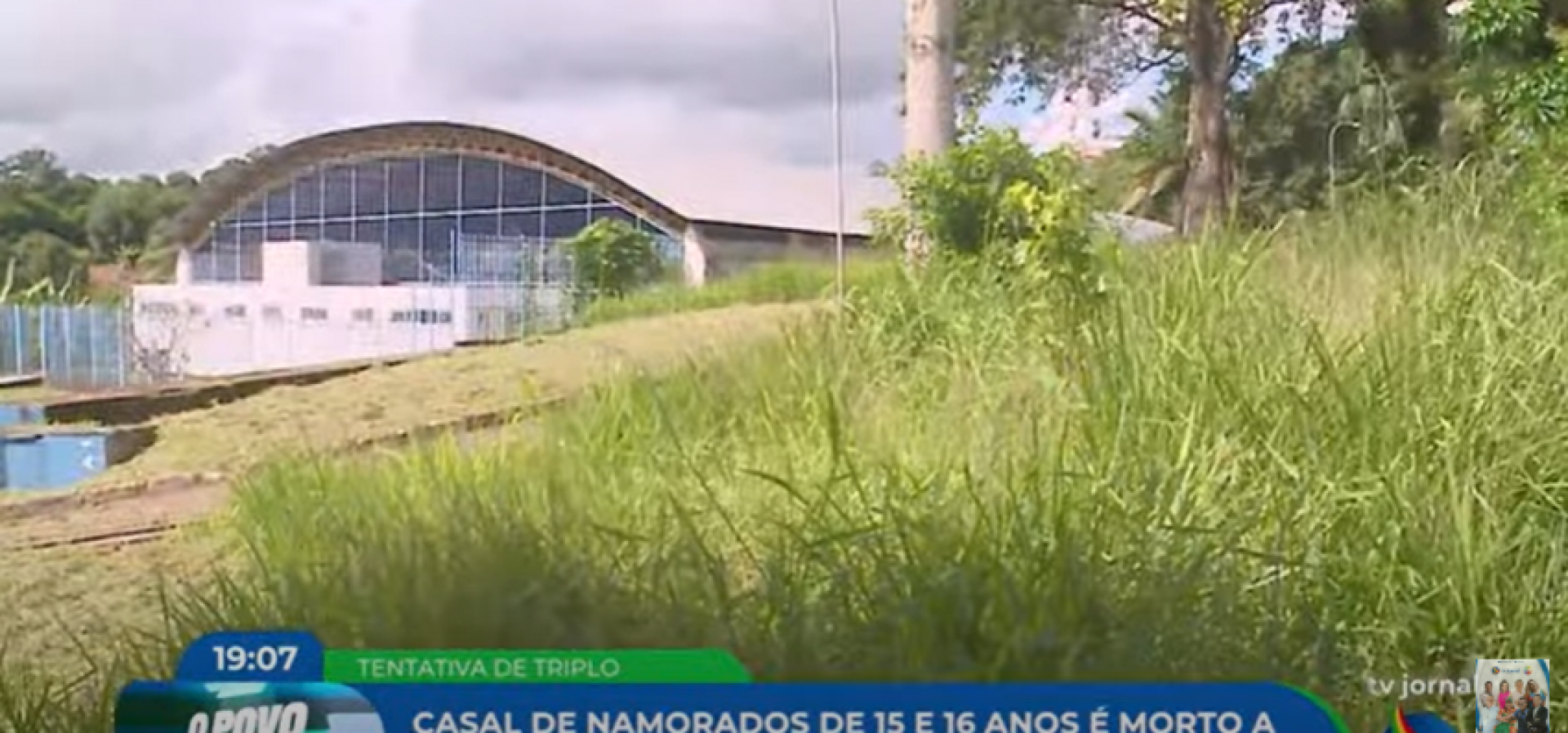Imagem de local onde adolescentes foram baleados, próximo À quadra poliesportiva na Cohab, Cabo de Santo Agostinho