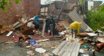 Família perde tudo em desabamento de casa na Zona Sul