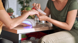 Ir à manicure é um hábito muito comum no Brasil e não é um problema desde que seja com o cuidado necessário