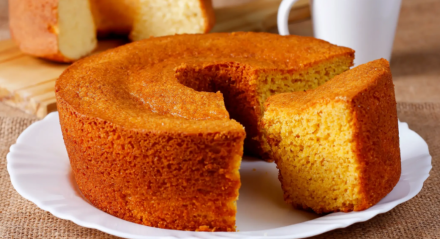 Imagem ilustrativa de um bolo de fubá fatiado
