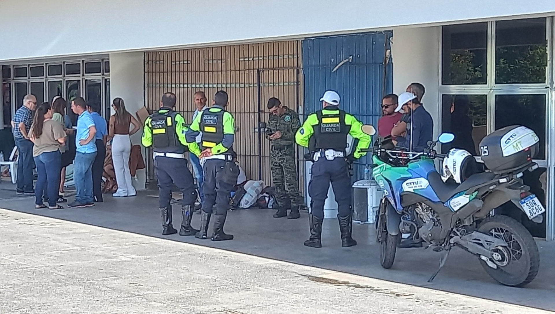 Amigos e familiares do GCM de Ipojuca em frente ao HR
