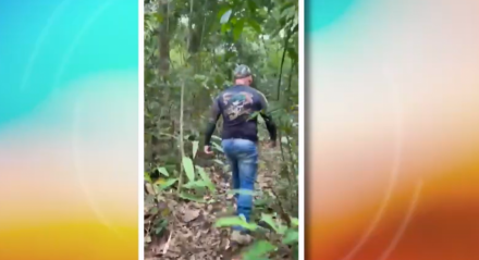 Imagem de homem mostrando local de mata onde artesã foi encontrada após sequestro em Gaibu