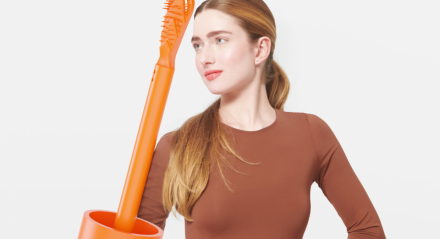 Mari Maria Makeup apresenta Brow Up, máscara de sobrancelha com aplicador sofisticado, prático e laranja