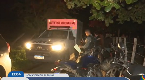 Imagem do carro do IML que realizou o recolhimento do corpo da vítima após homicídio na Zona Rural de Altinho