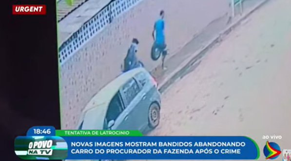 Imagem de suspeitos fugindo do local com vários objetos após abandonar carro do procurador