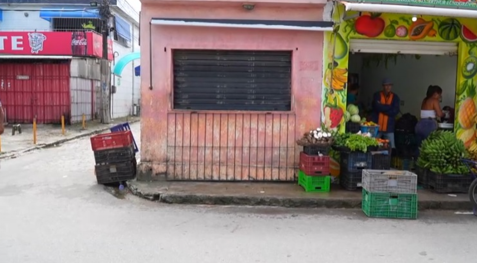 Jovem é alvejado em meio a área de comércio no Grande Recife