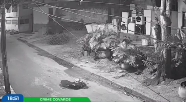 Imagem de rua onde homem invadiu casa e realizou disparos contra professora e criança, em Arthur Lundgren