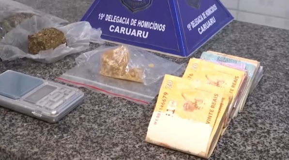 Polícia Civil apreende drogas, dinheiro em espécie e um caderno de anotações junto aos suspeitos