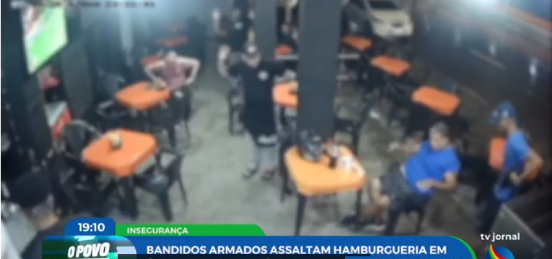 Imagem borrada de trio que assaltou hamburgueria em Água Fria