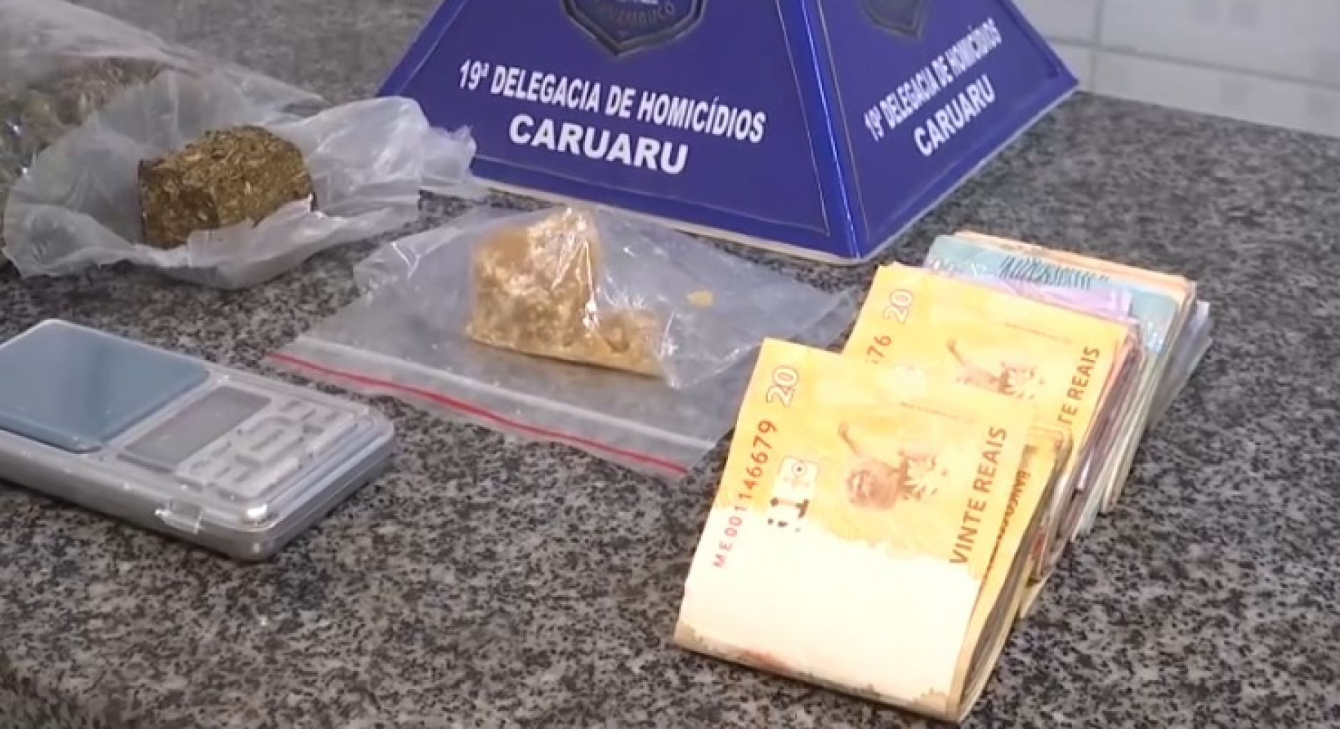Polícia Civil apreende drogas, dinheiro em espécie e um caderno de anotações junto aos suspeitos