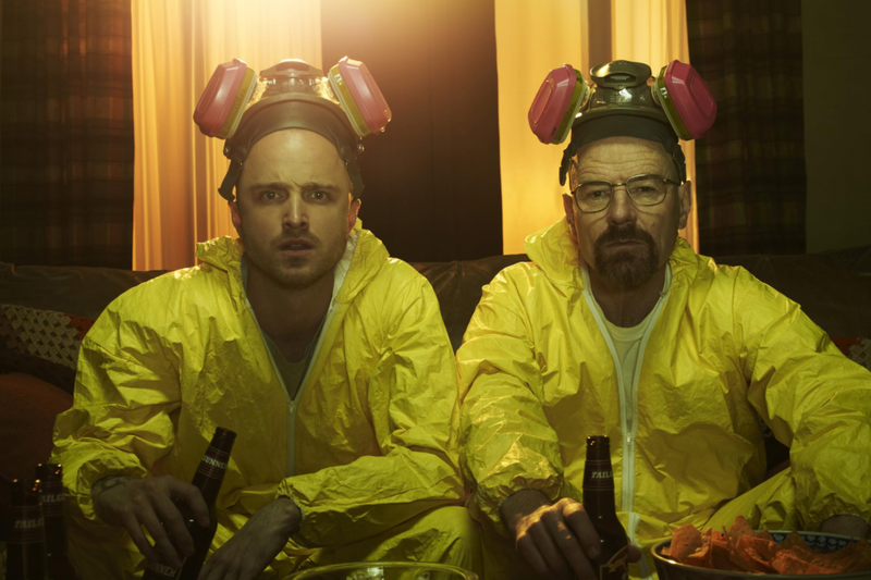 Jesse pinkman e Walter Wwhite, de Breaking Bad, sentados em um sofá bebendo cerveja