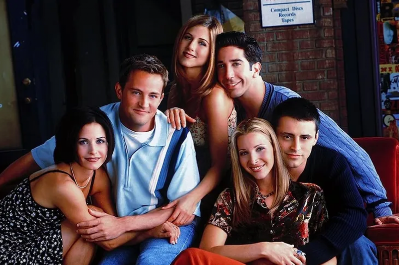 O enredo de Friends gira em torno dos seis amigos Monica (Courteney Cox), Ross (David Schwimmer), Rachel (Jennifer Aniston), Phoebe (Lisa Kudrow), Chandler (Matthew Perry) e Joey (Matt LeBlanc)