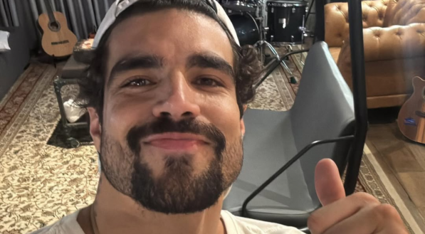 Conheça a ex-atriz global que está namorando Caio Castro