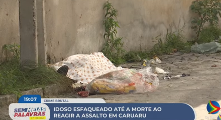 Imagem de corpo de idoso, coberto por um lençol, vítima de possível latrocínio em Caruaru