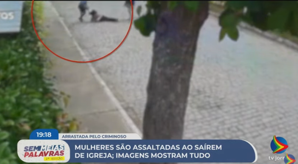 Imagem de homem arrastando mulher durante assalto no bairro de São Francisco, Caruaru