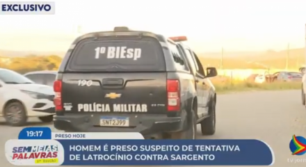Imagem de carro da polícia que autuou suspeito de latrocínio em Caruaru