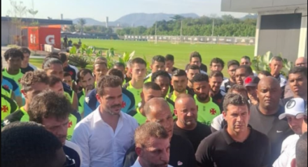 Membros da Força Jovem, principal torcida organizada do clube, cobraram o dirigente sobre o pouco aproveitamento dos jogadores formados nas categorias de base