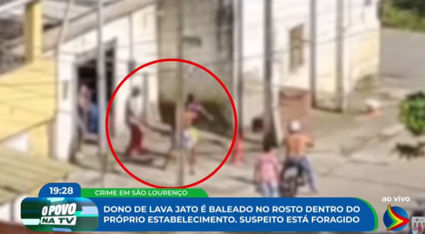 Imagem de dono de oficina sendo socorrido após disparo contra rosto em São Lourenço da Mata