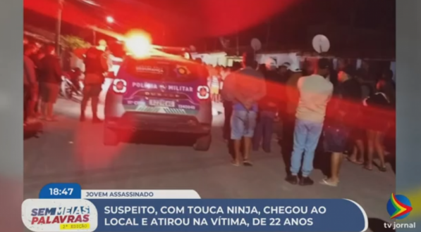 Imagem de viatura da polícia militar em local de homicídio, no município de Jucati