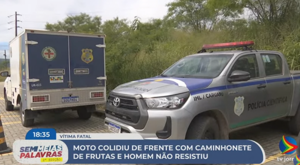 Imagem de carro do IML ao lado de viatura da polícia militar