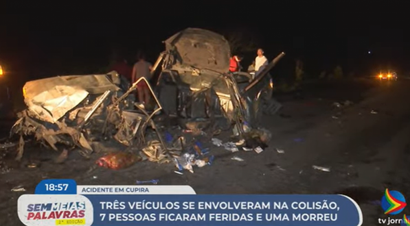 Imagem de carro danificado após colisão em Cupira