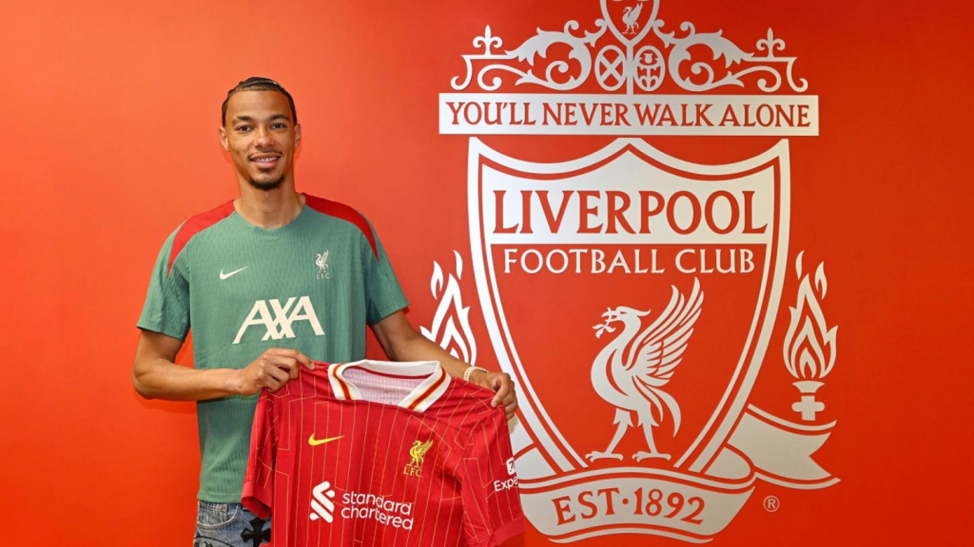 Liverpool supera Newcastle e fecha com artilheiro do Frankfurt