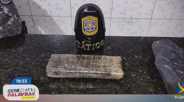 Imagem de tablete de maconha apreendido pela polícia em Caruaru