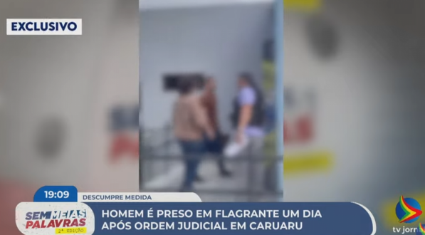 Imagem de suspeito de ameaça e descumprimento de medidas protetivas chegando na delegacia