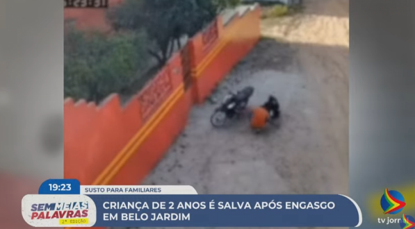 Imagem de pai e amigo da família socorrendo criança para corpo de bombeiros em Belo Jardim