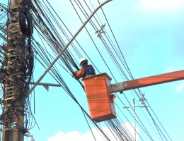 Neoenergia retira fios irregulares de postes em cidades do Agreste