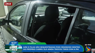Imagem de carro com vidro quebrado após troca de tiros em sequestro no município de Olinda