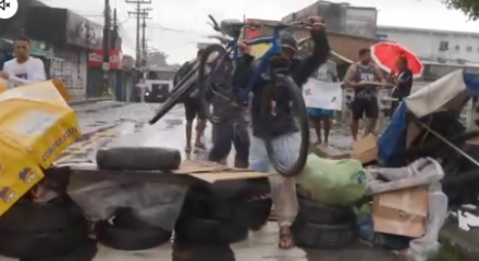 Manifestantes bloqueiam ponte Beberibe em protesto por feirante assassinado