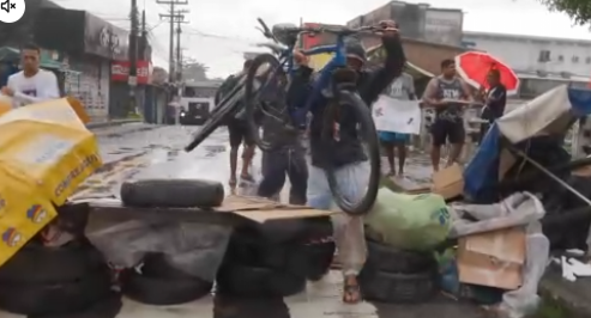 Manifestantes bloqueiam ponte Beberibe em protesto por feirante assassinado