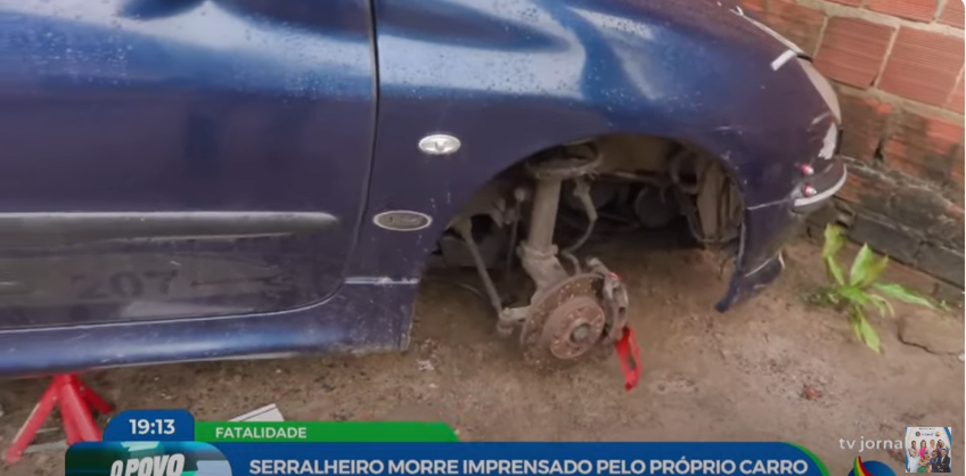 Imagem de carro que caiu sobre serralheiro na Guabiraba