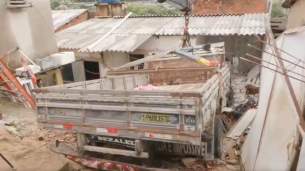 Imagem de caminhão que invadiu casa no bairro da Tabajara