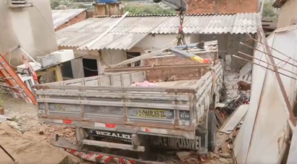 Imagem de caminhão que invadiu casa no bairro da Tabajara