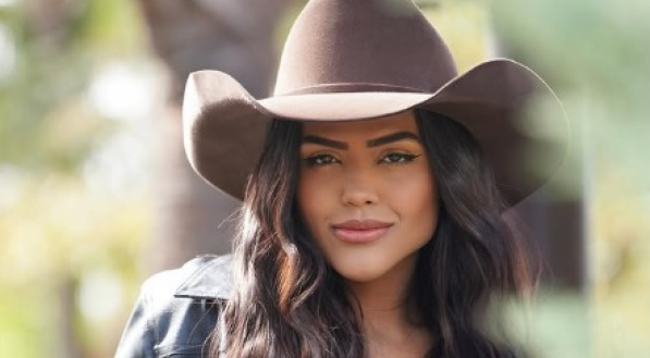 Imagem da influenciadora digital Camila Loures